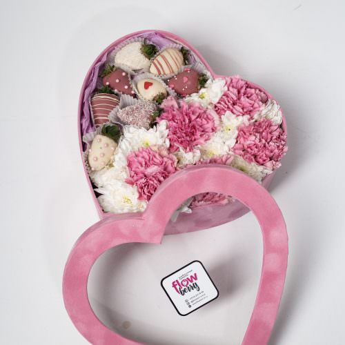 Коробка клубника с цветами "Для тебя"